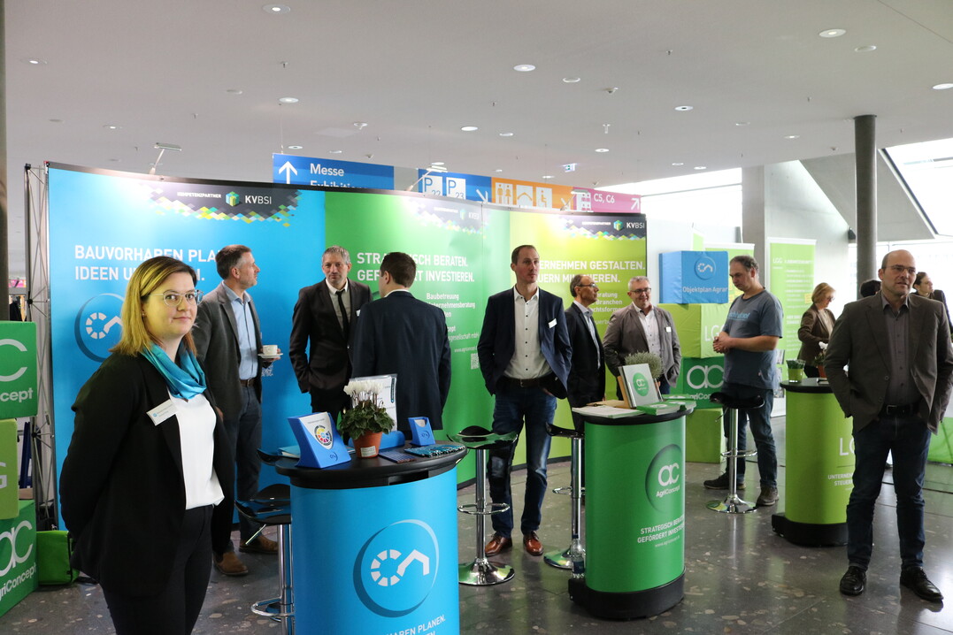 Reger Betrieb in der Kaffeepause am Gemeinschaftsstand von KVBSI Netzwerk Beratung mit AgriConcept, ObjektplanAgrar, ProCM und LGG.