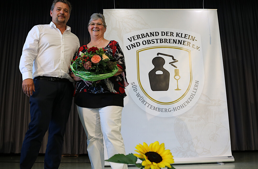 Blumen f�r die Ehrenvorsitzende Claudia Metzler.