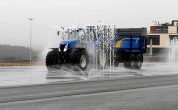 Vor allem Fahranf�nger, die risikolos �ben m�chten, sollten ein Fahrsicherheitstraining f�r Schleppergespanne absolvieren. 