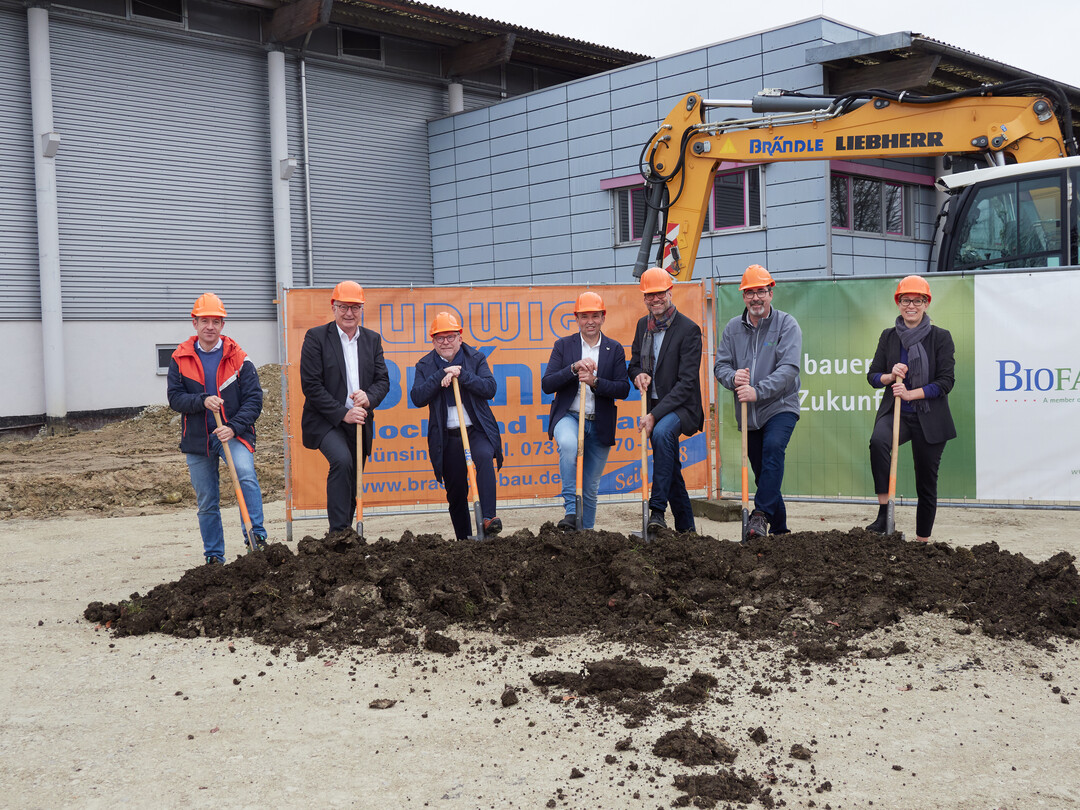 Spatenstich f�r das neue Logistikzentrum in M�nsingen (v.l.): Daniel Br�ndle, Gesch�ftsf�hrer Ludwig Br�ndle Hoch- und Tiefbau GmbH & Co. KG; Willi Baier, Kreissparkasse Reutlingen; Mike M�nzing, B�rgermeister Stadt M�nsingen; Frank Volk, Gesch�ftsf�hrer Biofa GmbH; Daniel Zingg, CEO Andermatt Group AG; Ralf Hintz, Logistikleiter Biofa GmbH und Alice Botzian, Architekturb�ro Kilian + Partner PartGmbH.