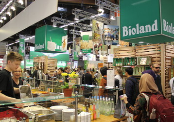 Die gro�en Anbauverb�nde wie Bioland oder Demeter zeigten auf der Messe Flagge.