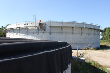 Die Absch�pfung von Strommarkterl�sen soll erst ab einem Megawatt Bemessungsleistung greifen. Satelliten-Blockheizkraftwerke sollen nicht in die Berechnung der Leistung eingehen. Dies befreit die meisten Biogasanlagen, die ohnehin mit hohen Kosten zu k�mpfen haben, auch erm�glicht es zahlreichen hochflexiblen Biogasanlagen ihre wichtige Aufgabe zur Entlastung der Netze vorzunehmen.