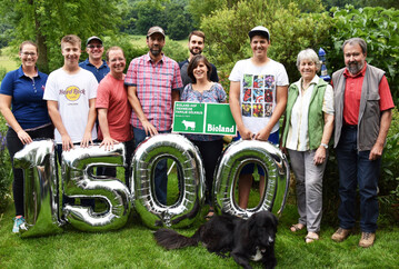 Familie Oelkrug, hier im Bild mit Bioland-Gesch�ftsf�hrer Dr. Christian Eichert (4.v.l.) sowie den Bioland-Beratern Andreas Gruel (3.v.l.) und Sebastian Woskowski (6.v.l.) 