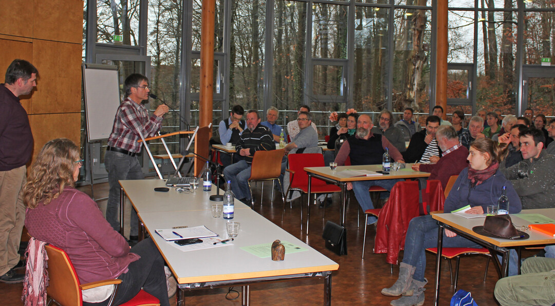 Volles Haus und gute Stimmung herrschte auf der Wintertagung von Bioland und Demeter an der Bauernschule Bad Waldsee. Hauptredner am Vormittag war Martin Hahn, Landwirtschaftspolitischer Sprecher f�r Die Gr�nen im Stuttgarter Landtag. Im Bild stehend links Martin Haugst�tter, B�L Schw�bisch Hall, am Mikro Johannes Ell-Schnurr, Demeter. Durch die Tagung f�hrte Dr. Bettina Egle (links sitzend) vom Beratungsdienst �kologischer Landbau Ulm.