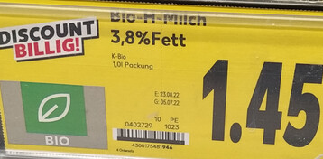 Preiskampf bei der Bio-Milch: Im Sommer vergangenen Jahres kostete der Liter Bio-Milch im Discount noch 1,45 Euro pro Liter (EU-Bio, ohne die strengen Verbandsrichtlinien). Heute gibt es den Liter-Biomilch schon ab 1,20 Euro. Bioland und Naturland wollen den Preisverfall stoppen und fordern eine Trendumkehr, sonst lie�en sich die hohen Standards nicht mehr halten.