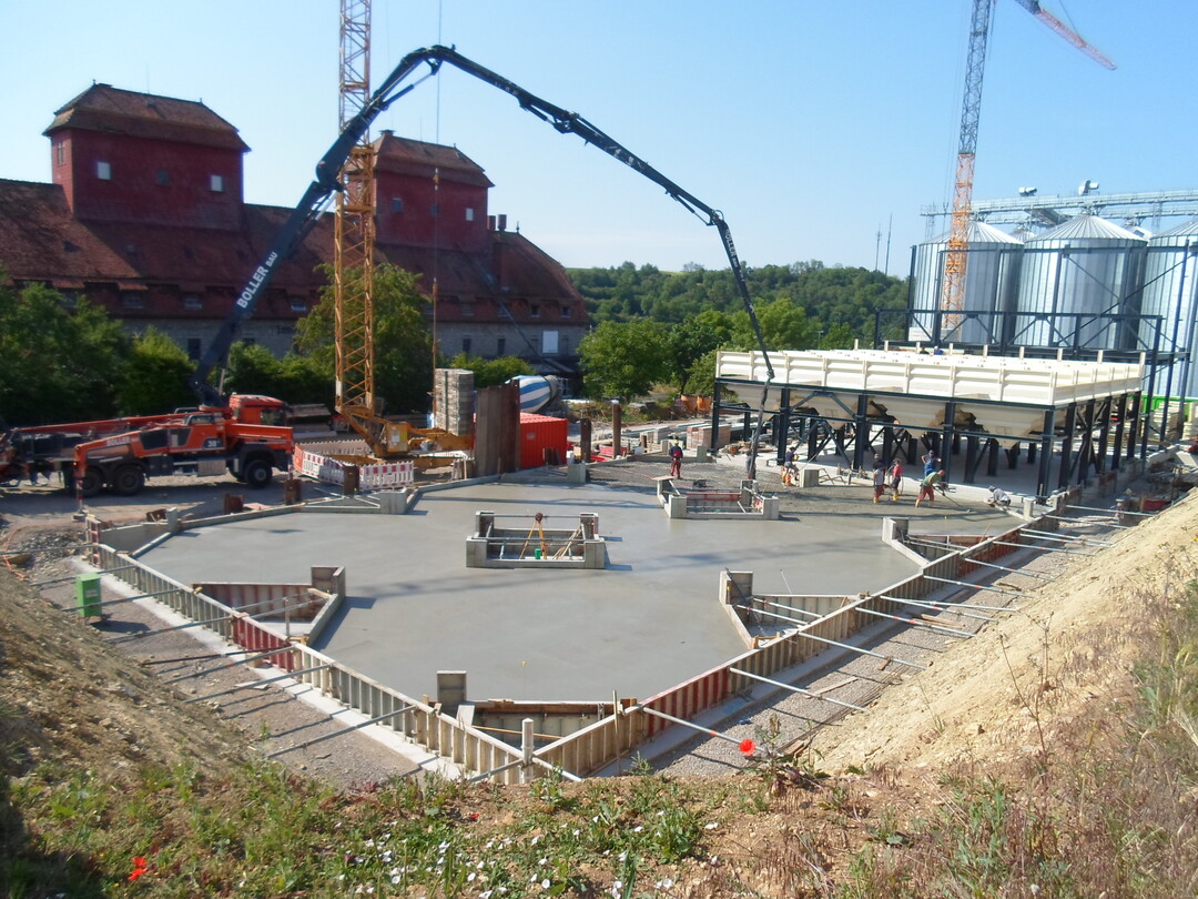 Baufortschritt: Im Biozentrum Wittighausen (BZW) soll k�nftig Bio-Getreide erfasst werden.