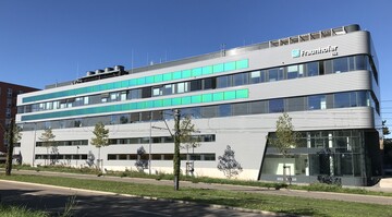 So kann die integrierte Photovoltaik-Anlage Akzente in der Fassadenarchitektur setzen oder – beispielsweise ziegelrot ins Dach integriert – optisch in der Gebäudehülle verschwinden.