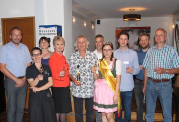 Im Bild von links: Geschäftsführer Roland Schöttle vom Naturpark Südschwarzwald; Speisekammer West-Inhaberin Dorit Münzer-Bock; Sabine Seeliger von der Streuobstmosterei Stahringen; Friedlinde Gurr-Hirsch; Brenner Klaus Jung von der Streuobstmosterei in Teningen; Geschäftsführer Michael Baldenhofer vom Verein ILE-Bodensee; Tanja Walton vom Plenum Heckengäu und Streuobstprinzessin im Landkreis Böblingen; Manuel Straßer von der Brennscheuer Straßer in Dettingen; Rainer Striebel vom Biosphärengebiet Schwäbische Alb; Brenner Jochen Mayer aus Herrenberg.