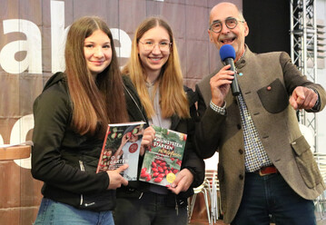 Wie jedes Jahr pr�sentierte der Verlag Eugen Ulmer neue B�cher auf der Messe. Die Bilder von der B�hne zeigen Moderator Bernhard Bitterwolf im Gespr�ch mit seinen G�sten aus dem Publikum, hier mit zwei Sch�lerinnen aus Vorarlberg.