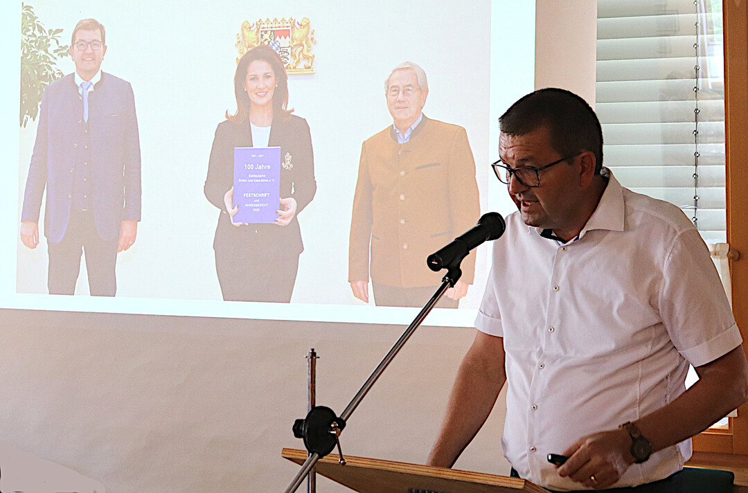 Die Daten aus Kempten sind gefragt. Wie Geschäftsführer Clemens Rück berichtete, werden sie für den Kieler Rohstoffwert genutzt und fließen mit den Zahlen aus den Niederlanden und Frankreich in die Indexberechnungen der EEX mit ein. Ebenso erfolgen wöchentliche Meldungen an die BLE. Im Jubiläumsjahr wurde die erstellte Broschüre zum 100-jährigen Bestehen (Bild hinten) an die Mitglieder und Verbände sowie persönlich durch den Vorsitzenden Heinz Hahn an die bayerische Landwirtschaftsministerien Michaela Kaniber übergeben.