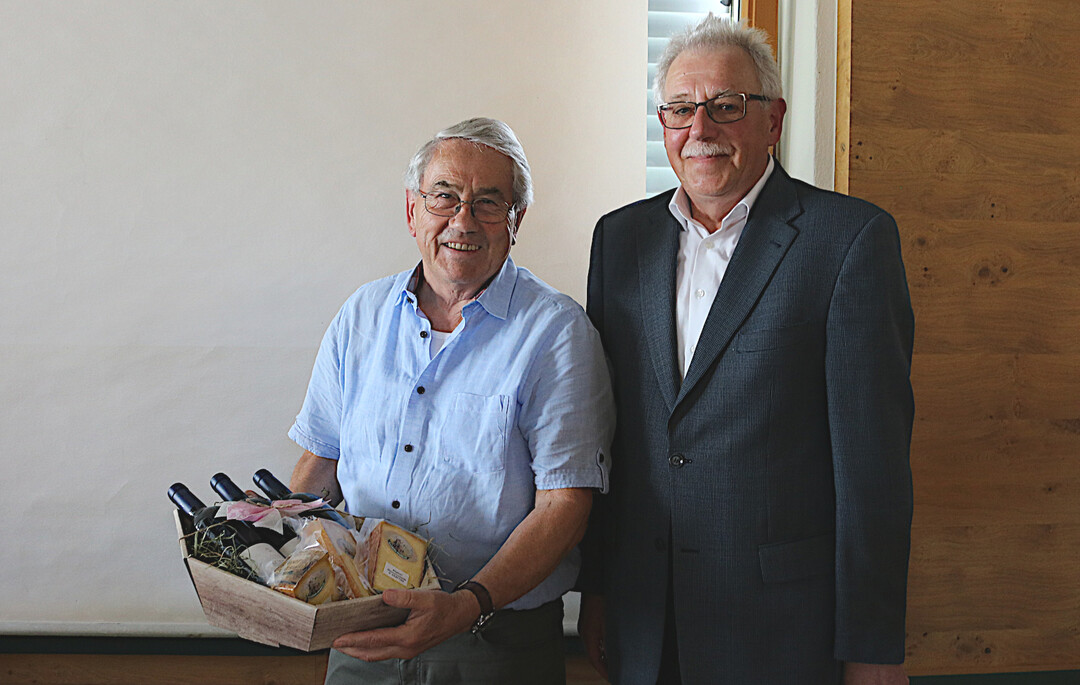 Anerkennung: Vorstandskollege im Börsenteam Alfons Hasreiter (rechts) überreichte Heinz Hahn einen Geschenkkorb mit regionalen Produkten.