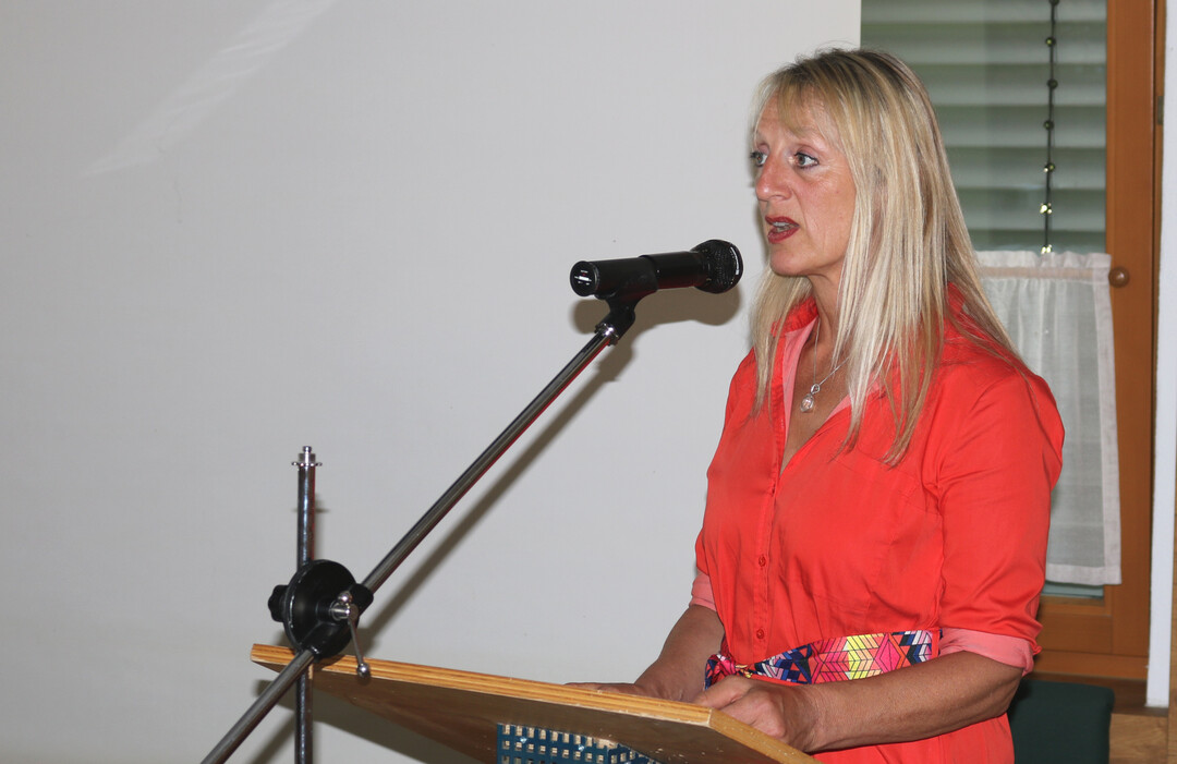 Glückwünsche von der Stadt Kempten: „Mit den wöchentlichen Notierungen für Butter und Käse nimmt die Börse eine zentrale Rolle am Lebensmittelmarkt ein,“ meinte die Kemptener Stadträtin und Landwirtschaftsbeauftragte Gertrud Epple. Die Notierungen wirken sich direkt auf die Verdienste der Landwirte, der Molkereien und auf die Preise in den Supermärkten aus. Der Überblick über die Entwicklungen am Milchmarkt sei heute wichtiger denn je.