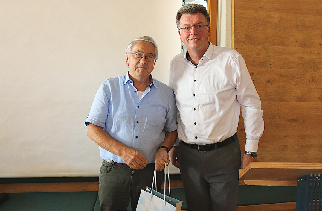 „Danke Herr Hahn, für das, was Sie für die süddeutsche Milchwirtschaft geleistet haben,“ würdigte Ministerialdirigent Ludwig Wanner (rechts) den langjährigen Vorsitzenden Heinz Hahn. Als Anerkennung überreichte er ein Geschenk im Namen der bayerischen Landwirtschaftsministerin Michaela Kaniber.