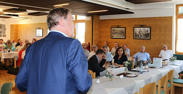 ife-Chef Professor Dr. Holger Thiele hofft, dass es zu keinem kompletten Gaslieferstopp aus Russland kommt. Solange die Energieversorgung gesichert ist, rechnet er weiter mit einem stabilen Milchmarkt. �Wir glauben, dass die Milchanlieferung schwach bleibt und eher stagniert als steigt�, meinte Thiele auf der Mitgliederversammlung. Das festige die Milchpreise.