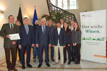 Der Parlamentarische Staatssekret�r Peter Bleser (Mitte) �bergibt den Zuwendungsbescheid f�r das neue Forschungsvorhaben, mit dem die Apfeltriebsucht einged�mmt werden soll. 