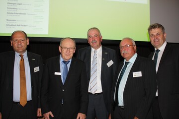 Rolf Megerle und Helmut Weibler (3. und 4. v. l.) wurden f�r ihre langj�hrigen Verdienste um die BAG Hohenlohe von Direktor Gerhard Schorr (2. v. l.) vom Baden-W�rttembergischen Genossenschaftsverband (BWGV) ausgezeichnet und von Gesch�ftsf�hrer Michael Ei�ler (l.) und dem Vorsitzenden Ulrich K�hnle (r.) offiziell aus ihren Ehren�mtern verabschiedet. 