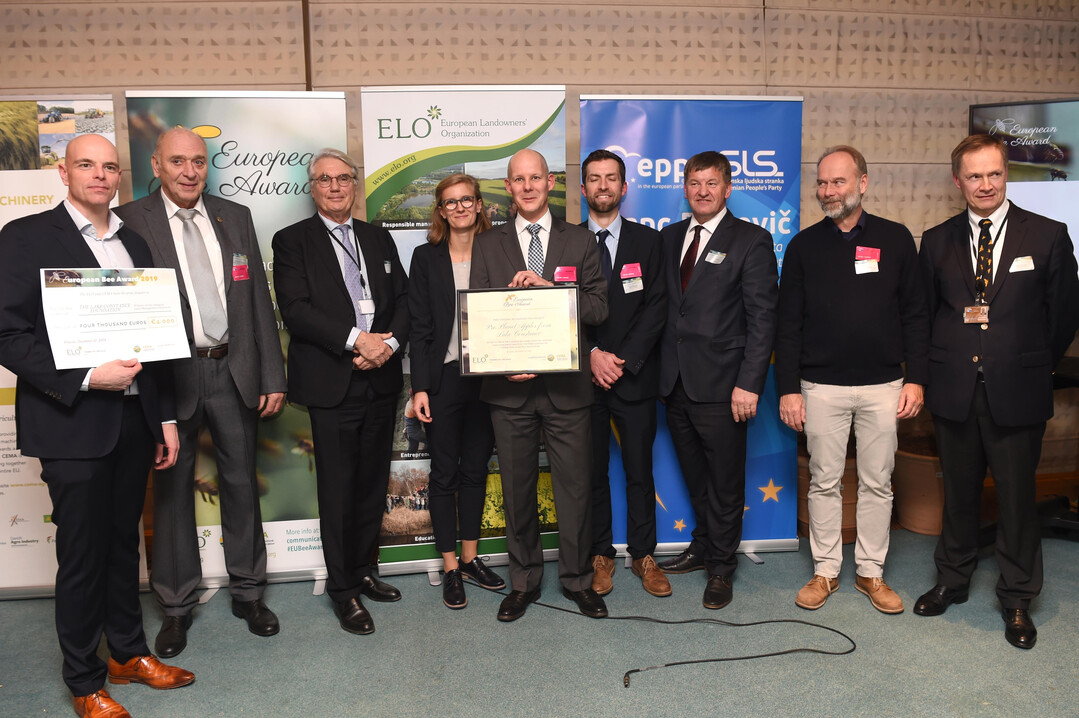 Das Wildbienen-Projekt am Bodensee wurde unl�ngst mit dem European Bee Award ausgezeichnet. Bei der Preis�bergabe waren mit dabei (v. l.): Johannes von Eerde (Obst vom Bodensee Vertriebsgesellschaft), Werner Vooren (Kreisimkerverein Tettnang-Friedrichshafen),  Alain Scriban (European Landowners� Organization), Clara K�pper (Rewe Group), Patrick Tr�tschler (Bodensee-Stiftung),  Michael Garrat (Jury-Mitglied), Franc Bogovic (MEP), Walter H�feker (Jury-Mitglied) und Gilles Dryancour (CEMA).