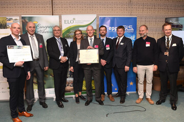 Das Wildbienen-Projekt am Bodensee wurde unlängst mit dem European Bee Award ausgezeichnet. Bei der Preisübergabe waren mit dabei (v. l.): Johannes von Eerde (Obst vom Bodensee Vertriebsgesellschaft), Werner Vooren (Kreisimkerverein Tettnang-Friedrichshafen), Alain Scriban (European Landowners‘ Organization), Clara Küpper (Rewe Group), Patrick Trötschler (Bodensee-Stiftung), Michael Garrat (Jury-Mitglied), Franc Bogovic (MEP), Walter Häfeker (Jury-Mitglied) und Gilles Dryancour (CEMA).