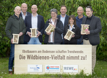 Patrick Tr�tschler (Bodensee-Stiftung), Werner Vooren (Kreisimkerverein Tettnang-Friedrichshafen), Johannes von Eerde (Obst vom Bodensee Vertriebsgesellschaft), Katja R�ser (Marktgemeinschaft Bodenseeobst), Michael Winstel (W�rttembergische Obstgenossenschaft Raiffeisen), Esther Dworak (Obst vom Bodensee Vertriebsgesellschaft), Andreas von Traitteur (Landwirt), Dr. Florian Sch�fer (REWE Group).