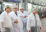 Vorstand Martin Boschet erläutert den Besuchern die Produktionsabläufe....