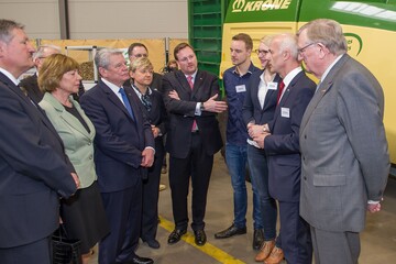 Bundespr�sident Joachim Gauck l�sst sich von Dr. Josef Horstmann den Pellet-Vollernter Premos 5000 erl�utern: 3. v.l. Joachim Gauck, dann Frauke Heiligenstadt, Bernard Krone, Studenten, Dr. Josef Horstmann und Dr.-Ing. E.h. Bernard Krone.