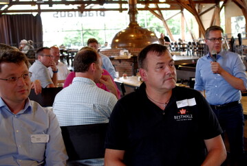 Abschlussbesprechung im Brauhaus Böblingen: Laut Dr. Alexander Rosenberger vom Baywa-Unternehmen Evergrain (rechts) werden die Trockenschäden das deutsche Braugerstenaufkommen einschränken. Im Vordergrund ganz links: Axel Kling, Leiter der Mälzerei Kling; daneben: Micheal Huber, Einkaufsleiter Bestmalz AG.