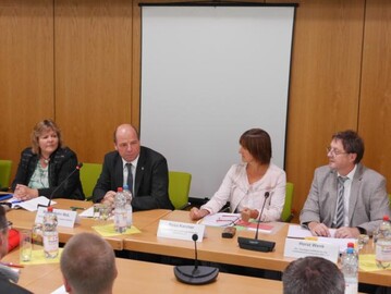 Bei der AFP-Fachtagung am 19. September 2016 in Stuttgart (von links): Ausschuss-Vorsitzende Martina Braun und Agrarsprecher Martin Hahn von den Gr�nen; Landfrauenpr�sidentin Rosa Karcher aus S�dbaden; Horst Wenk vom Landesbauernverband in Baden-W�rttemberg (LBV).