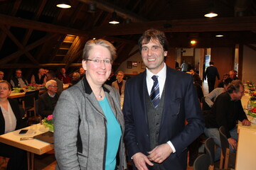 Die Abteilungsleiterin Risikokommunikation Dr. Gaby-Fleur Böl vom Bundesinstitut für Risikobewertung (BfR) in Berlin und der Vorsitzende des Bauernverbandes Stuttgart Klaus Brodbeck.