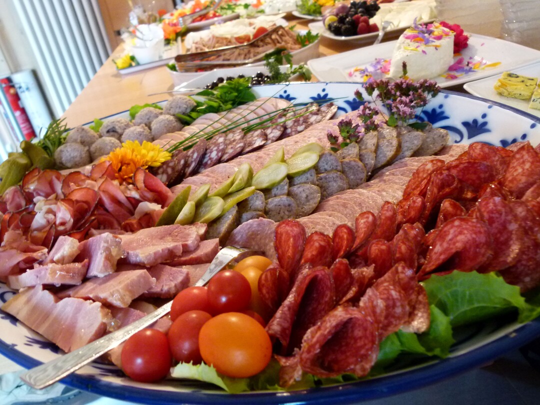 K�se, Wurst und frisches Gem�se aus eigener Erzeugung geh�ren beim Naturpark-Brunch auf den Fr�hst�ckstisch.