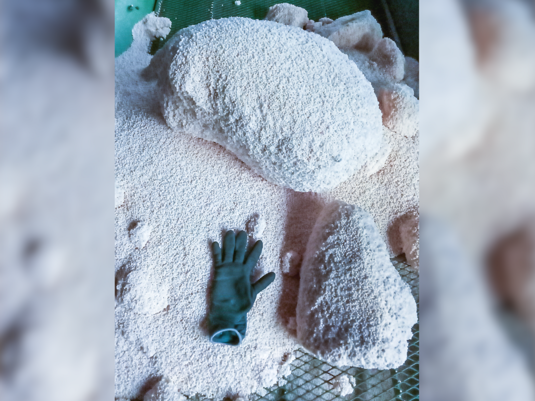 Bei D�ngepartien, die durch Feuchtigkeitsaufnahme harte Brocken gebildet haben, ist in der Regel kein gleichm��iges Streubild mehr zu verwirklichen.  