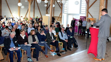 �Wir arbeiten hier mit Warteliste. Die Foren, die wir f�r unser Biosph�rengebiet vorgesehen haben, sind ein Renner", freute sich Regierungspr�sident Klaus Tappeser bei der Begr��ung �ber die zahlreichen Teilnehmer und G�ste.