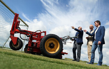 Bundesminister Christian Schmidt steuert beim gemeinsamen Rasen-Test mit BSA-Pr�sident Udo von Kr�cher und Europameister Thomas Helmer (v.l.) die Rasenwalze