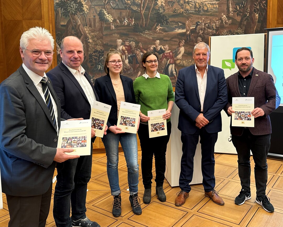 v.l. Die Landtagsabgeordneten Klaus Burger und Martin Hahn, beteiligte B�rgerinnen und B�rger Marike Kardoff, Karin Vogel und J�rgen Stadler mit Staatssekret�r Florian Hassler