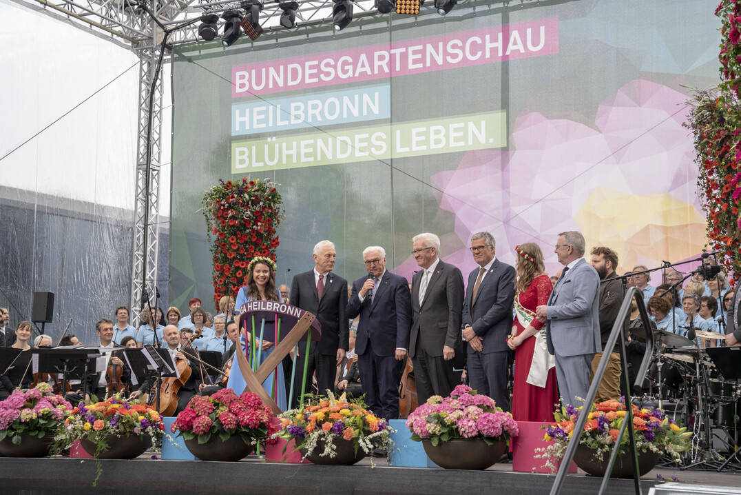 v. l. K�thchen von Heilbronn Jasmin Heyd, Heilbronns Oberb�rgermeister Harry Mergel, Bundespr�sident Frank-Walter Steinmeier, Ministerpr�sident Baden-W�rttemberg Winfried Kretschmann, BUGA-Gesch�ftsf�hrer Hanspeter Faas, Deutsche Weink�nigin Carolin Kl�ckner, und Pr�sident des Zentralverbands Gartenbau J�rgen Mertz