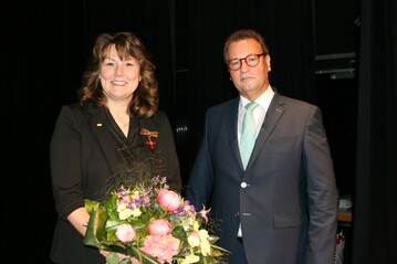 Beim Verbandstag der Landfrauen W�rttemberg-Hohenzollern in Sigmaringen �berreichte Landwirtschaftsminister Peter Hauk der Landfrauenpr�sidentin Juliane Vees das Bundesverdienstkreuz.