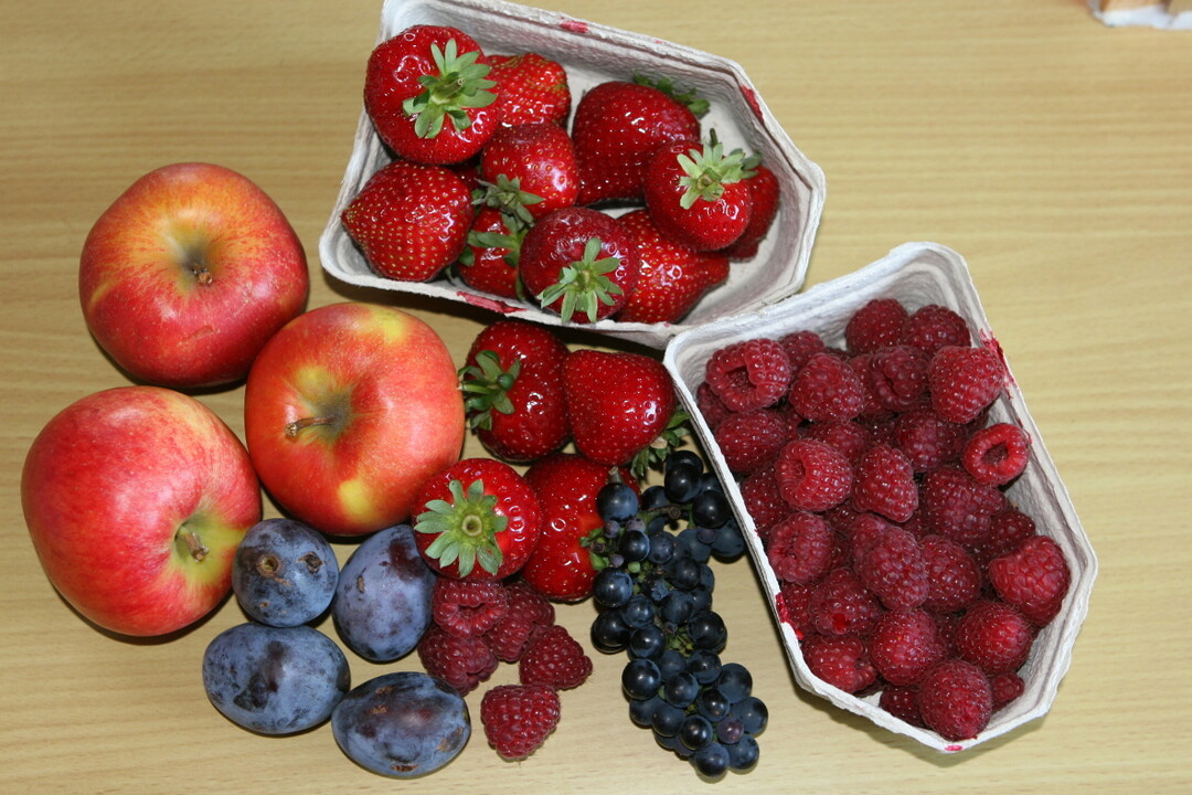 Buntes Beerenobst, das vor der Haustür produziert wird, schmeckt lecker und ist gesund.