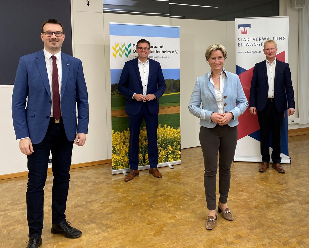 Teilnehmende der Diskussion, v.r.: Bauernverbandsvorsitzender Hubert Kucher, Wirtschaftsministerin Dr. Nicole Hoffmeister-Kraut, Landrat Dr. Joachim Bl�se und OB Michael Dambacher.