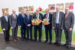 Werben für heimisches Obst und Gemüse am BVEO-Stand auf der Fruit Logistica: (v. l.) Dr. Hans-Dieter Stallknecht, Geschäftsführer Bundesausschuss Obst und Gemüse; Dr. Christian Weseloh, BVEO-Geschäftsführer; Johannes Bliestle, DRV-Fachausschussvorsitzender Obst und Gemüse; Christoph Hövelkamp, BVEO-Vorsitzender; Jens Stechmann, Vorsitzender Bundesfachgruppe Obstbau; Franz-Josef Holzenkamp, DRV-Präsident; Olaf Feuerborn, Präsident Bauernverband Sachsen-Anhalt e.V.; Dr. Henning Ehlers, DRV-Hauptgeschäftsführer