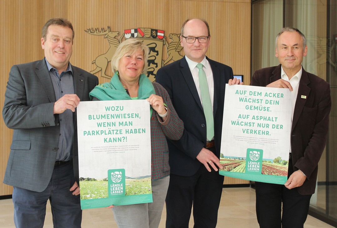 Mit teils provokanten Plakatspr�chen wirbt ein breites B�ndnis f�r den Volksantrag gegen den Fl�chenfra�. Vier Akteure starteten die Unterschriftenaktion im Stuttgarter Landtag, v. r.: Gerhard Bronner, Hans-Benno Wichert, Sylvia Pilarsky-Grosch und Karl-Heinz Mayer.