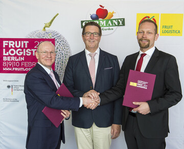 Bei der Vertragsunterzeichnung f�r Deutschland als Partnerland der n�chsten Fruit Logistica in Berlin (v. l.): G�rald Lamusse, Bereichsleiter Products & New Business, Messe Berlin GmbH; Dr. Robert Kloos, Staatssekret�r, Bundesministerium f�r Ern�hrung und Landwirtschaft (BMEL); Dr. Christian Weseloh, Gesch�ftsf�hrer Bundesvereinigung der Erzeugerorganisationen Obst und Gem�se (BVEO) .