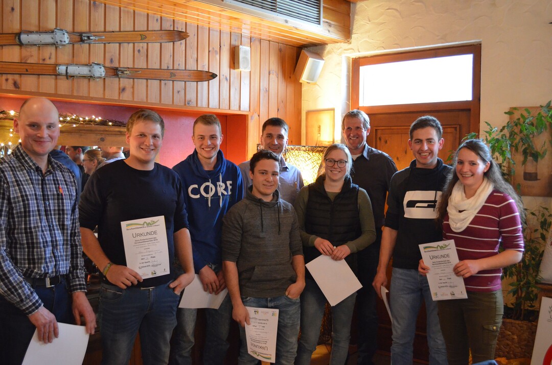 Siegerehrung nach dem Wettbewerb (v. l.): Martin M�ller (Ausbildungsberater), Felix Ellgass, Tobias Anwander, Maximilian Igel, Michael Asse (Fachschulbeauftragter), Sarah Hellmann, Joachim Kapler (KBV), Alexander Bachhofer, Linda Weigele