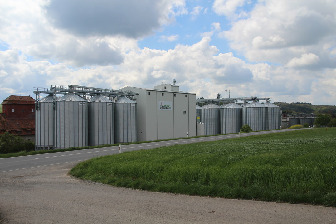 An der Stra�e nach Oberwittighausen liegt das neue Biozentrum. Links die Silos f�r Biogetreide, rechts die RLG-Silos f�r konventionelles Getreide.