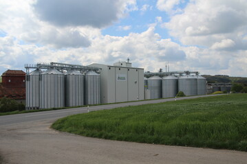 An der Stra�e nach Oberwittighausen liegt das neue Biozentrum. Links die Silos f�r Biogetreide, rechts die RLG-Silos f�r konventionelles Getreide.