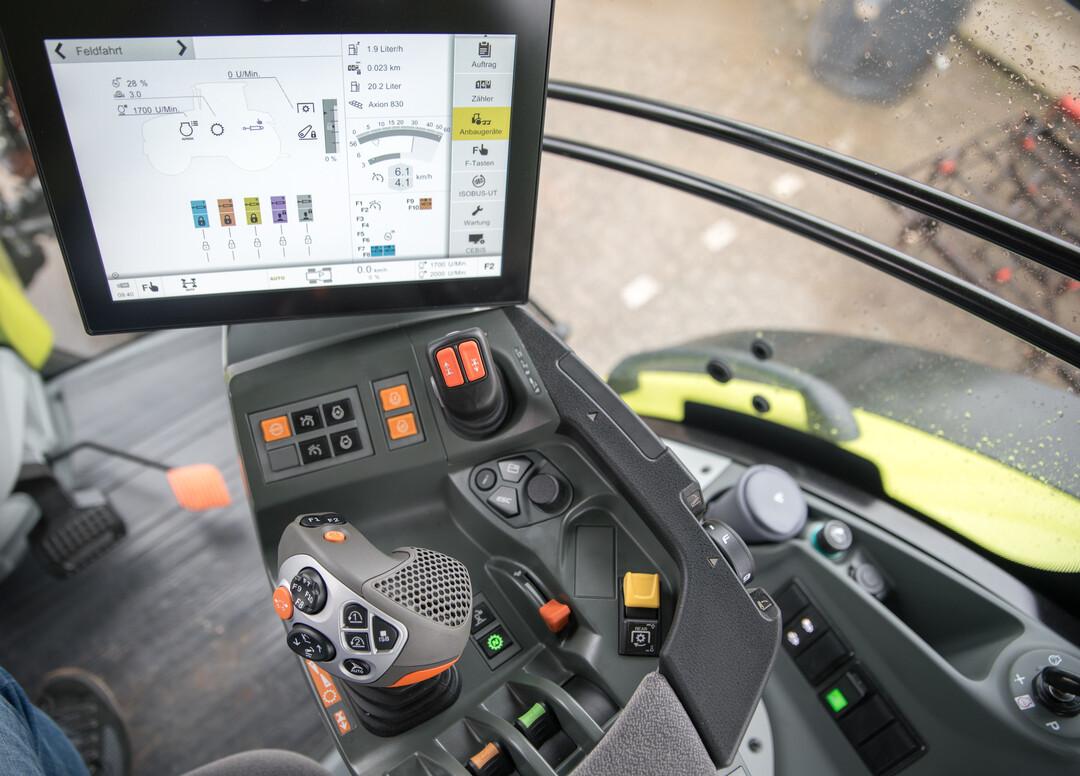 Die Anzeigen im Terminal des Claas Axion 830 CMATIC sind modern und übersichtlich gestaltet.