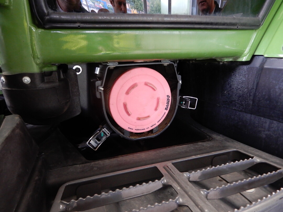 Durch die angenehme Position des Kabinenfilters im Aufstiegsbereich des Fendt 826 S4 Vario, ist das Reinigen und Wechseln des Filters schnell erledigt.