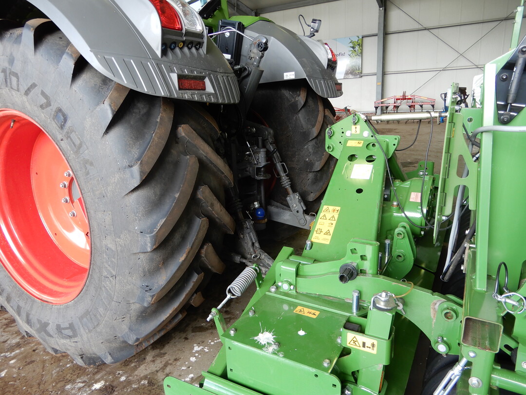 Die Sicht aus der Kabine auf die Heckfangkupplungen ist beim Fendt 826 S4 Vario sehr gut. Die Drillmaschinenkombination konnte so gut angefahren und angebaut werden.