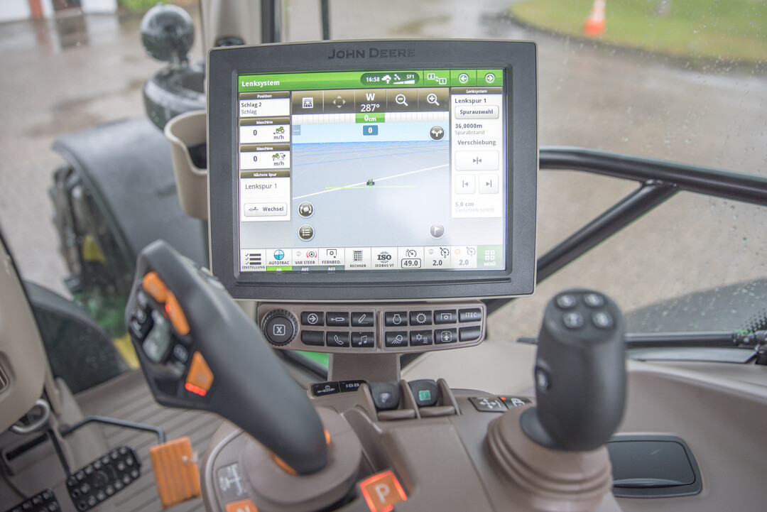 Durch die Menütasten unterhalb des Bildschirms des John Deere 6215 R AutoPowr ist ein schneller Zugriff auf die entsprechenden Menüs, ohne Durchklicken von Untermenüs, möglich – prima.