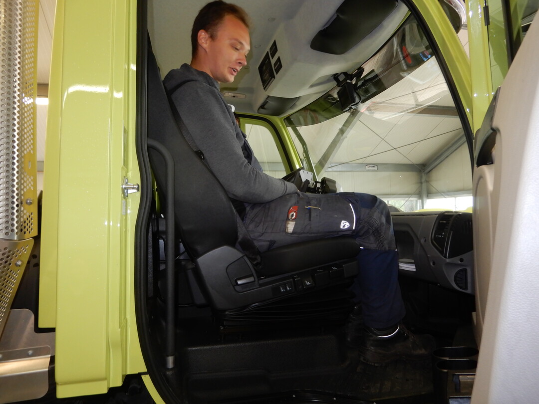 Im Unimog U427 fährt man auch als Beifahrer gerne mit. Der Beifahrersitz ist beheizbar, gefedert und sehr komfortabel – eben ein kompletter Sitz.