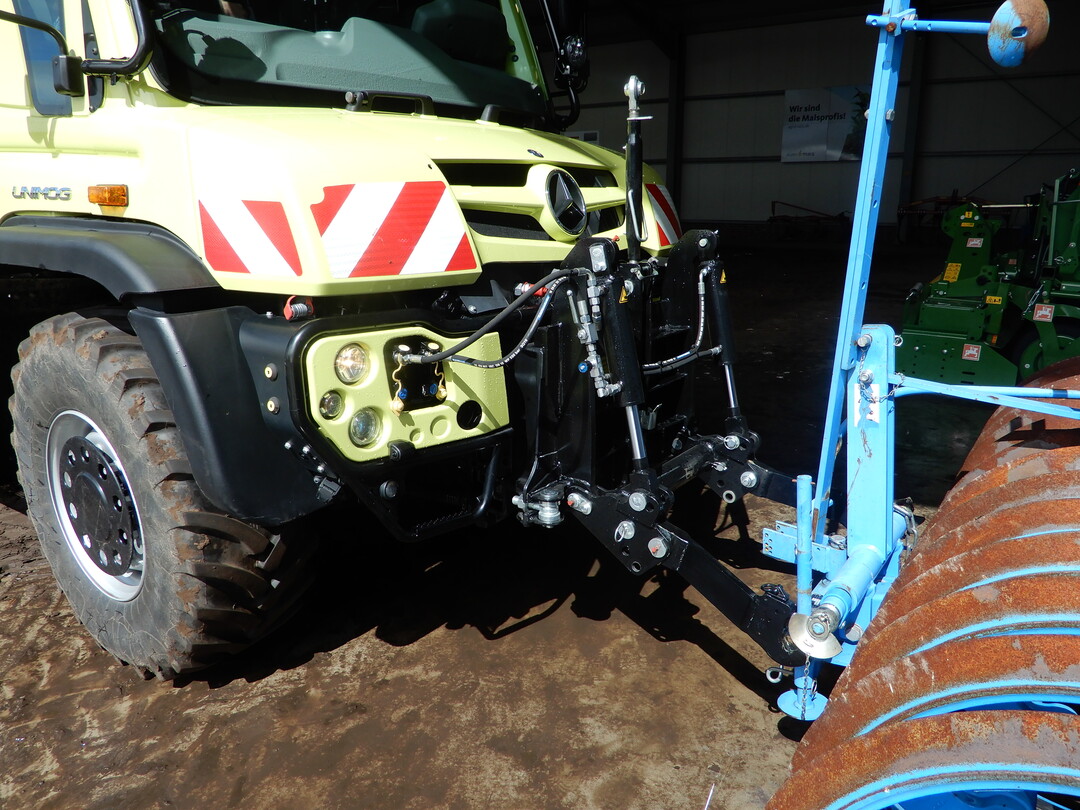 Beim Geräteanbau ist die Sicht auf die vorderen Fangkupplungen des Unimog U427 nicht so gut wie gedacht. Ist das Gerät aber erstmal angebaut, hat man eine ausgezeichnete Sicht auf die Frontarbeitswerkzeuge.