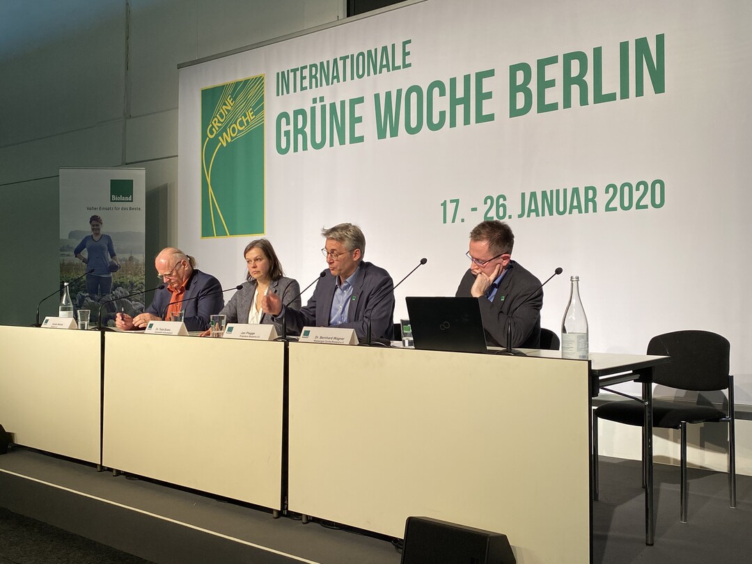 Auf dem Podium (v.r.) Gesch�ftsf�hrer der Wassergut Canitz GmbH Dr. Bernhard Wagner aus Leipzig, Bioland-Pr�sident Jan Plagge und Journalistin und Buchautorin Dr. Tanja Busse, mit Bioland-Pressesprecher Gerald Wehde.